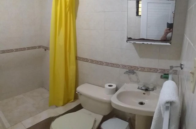 Hotel Oscar Inn Room Bathroom